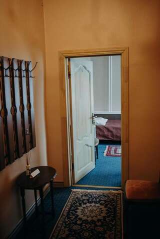 Отель Boutique Hotel Virkas muiža Кулдига Трехместный номер эконом-класса с общей ванной комнатой-8